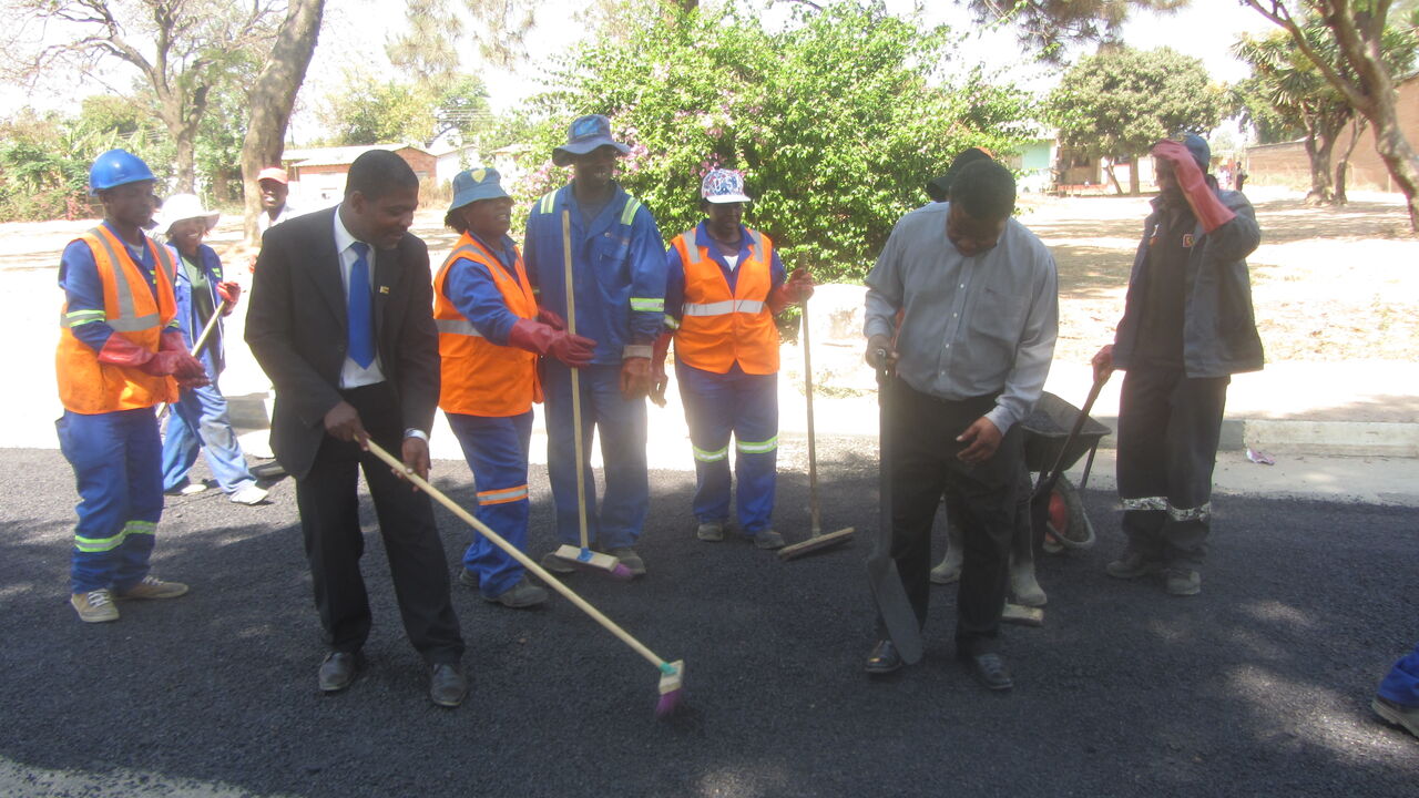 200-2e62a9398a31d35b6bb8a36e4b5a4c83_womeninroadsconstruction_togarepinerwande_zimbabwe_112016